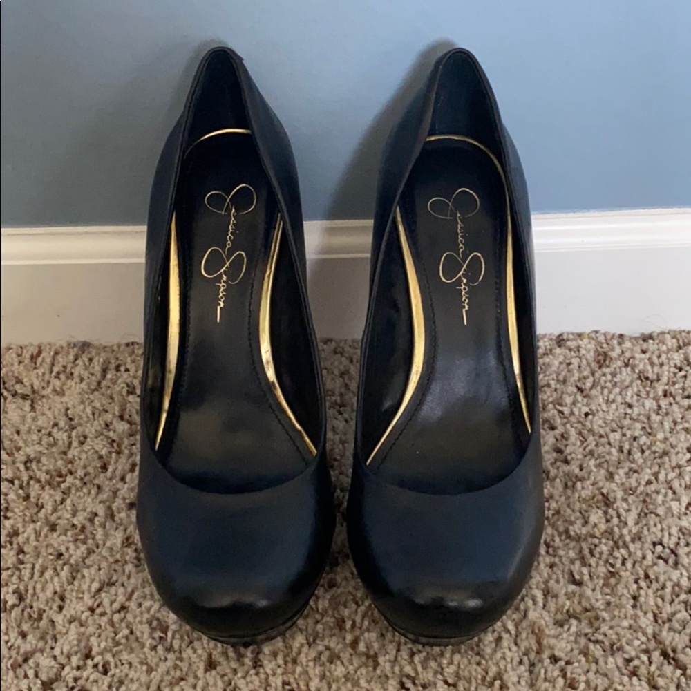 Jessica Simpson black pumps